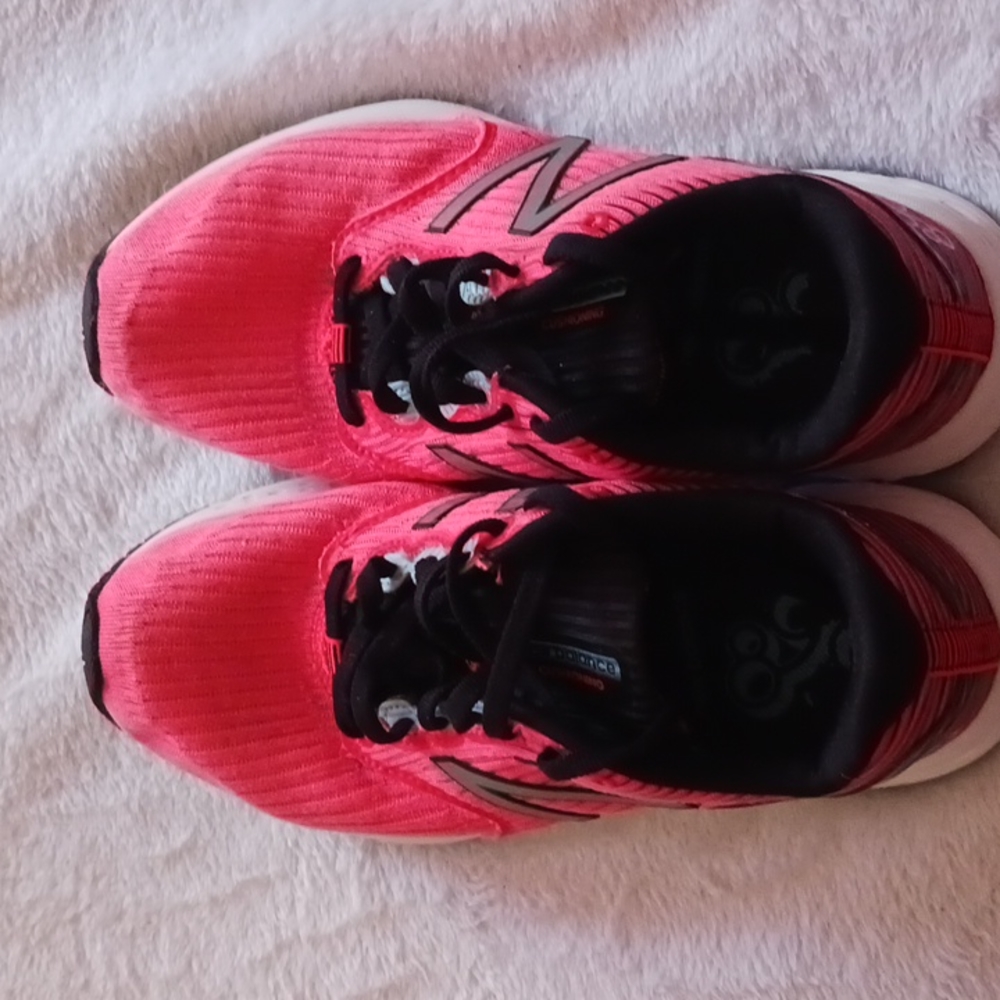 Tennis shoes